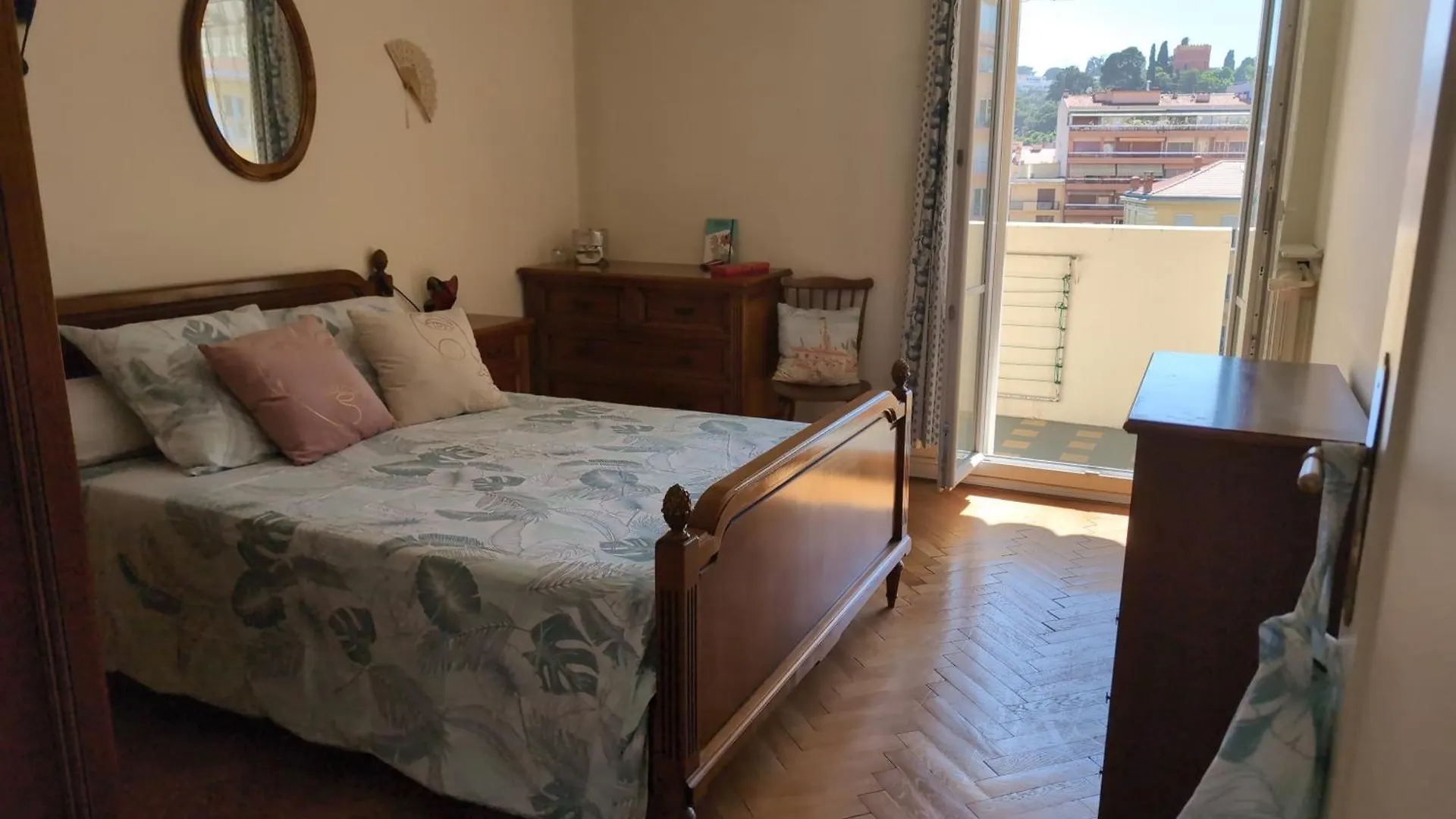 2 Pieces , Centre Ville , Emplacement Ideal , Menton France